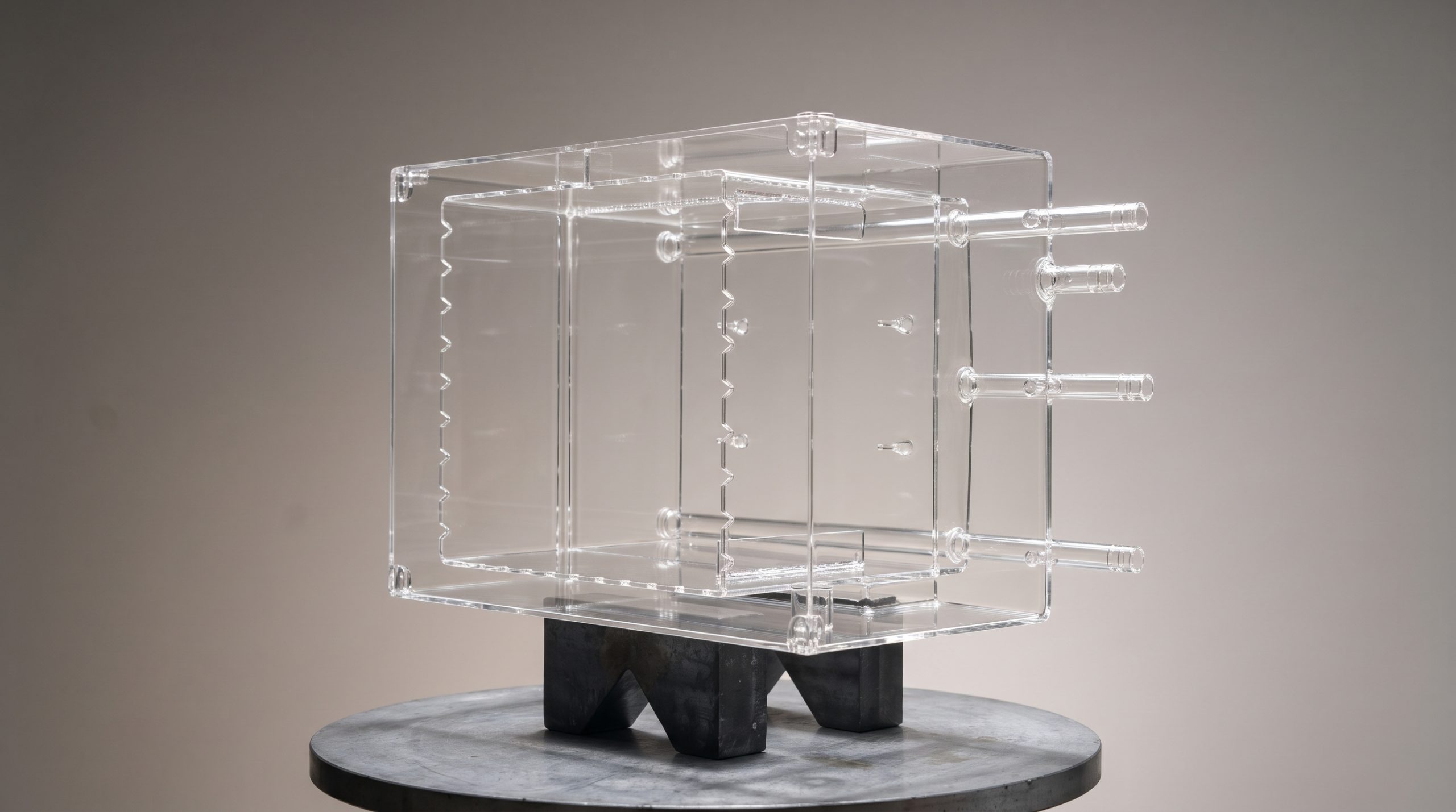 Custom fused quartz cleaning tank for wet-process equipment